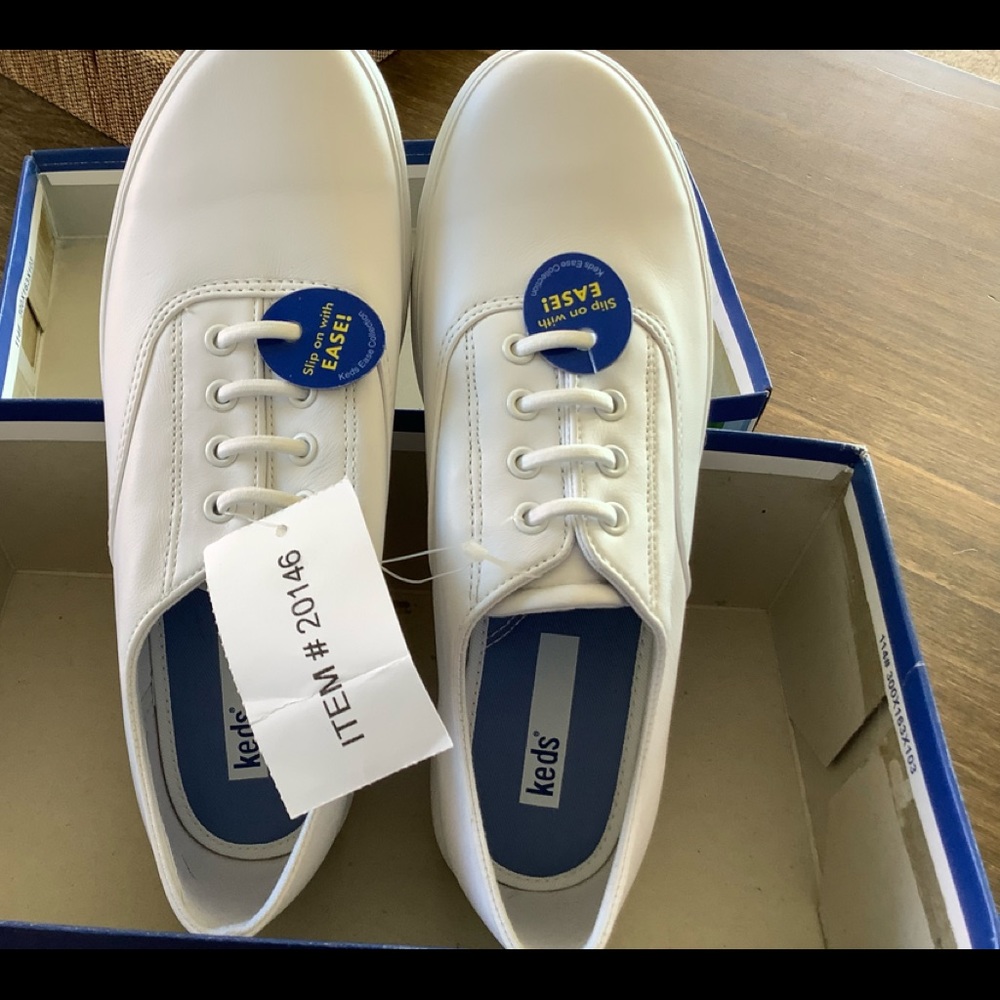 KEDS white leather slipon lacers. W 7.5